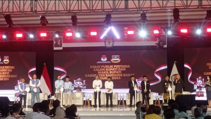 DEBAT TERBUKA SESI PERTAMA KANDIDAT BUPATI/WAKIL BUPATI BANDUNG BARAT TERKESAN ‘NGAGUGURKEUN KAWAJIBAN’