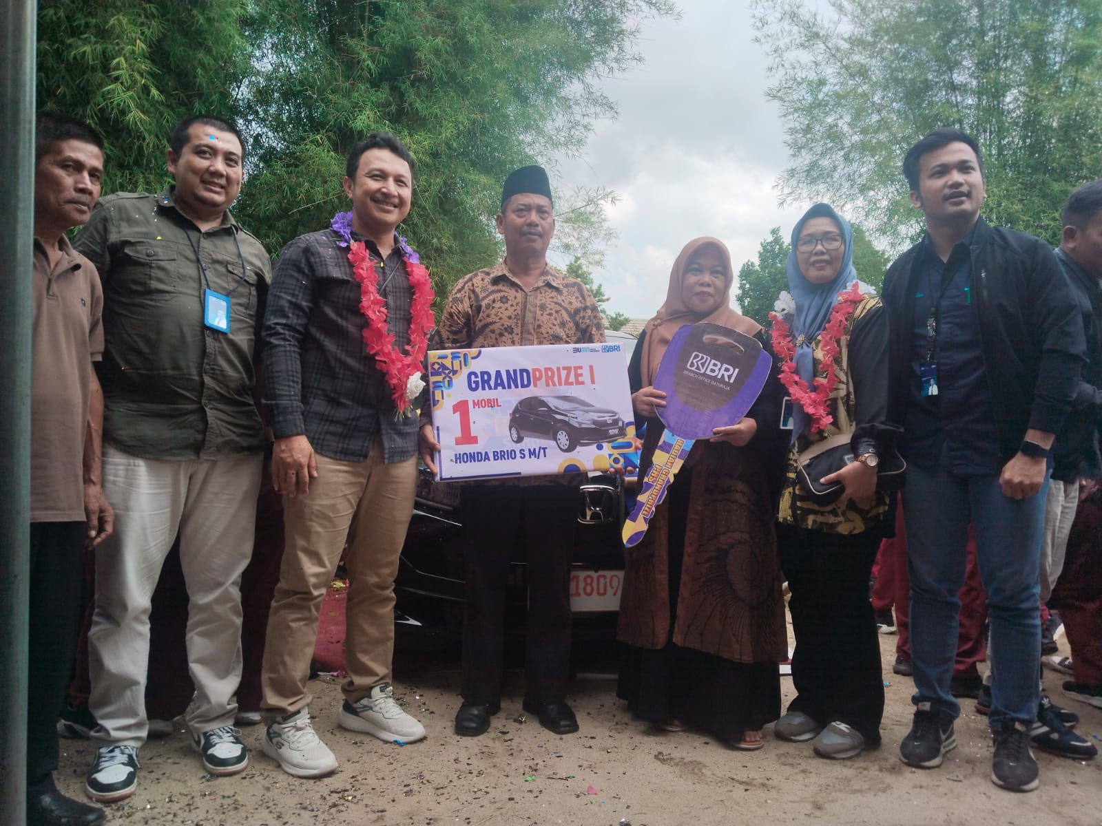 Salah Satu Nasabah Bank BRI Suryati di Martapura Kabupaten Oku Timur Mendapat Grand Price Hadiah Roda 4 yang Berupa Mobil Brio S M/T