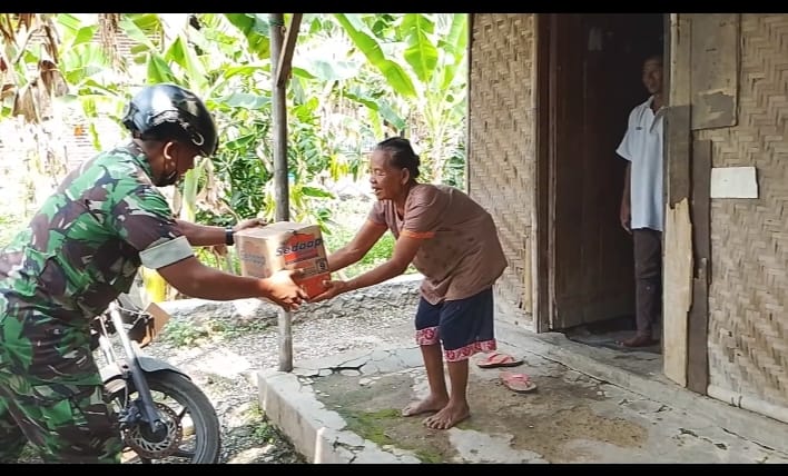 Babinsa Koramil 0620-01 / Gunung Jati Berikan Sembako untuk Warga Tidak Mampu
