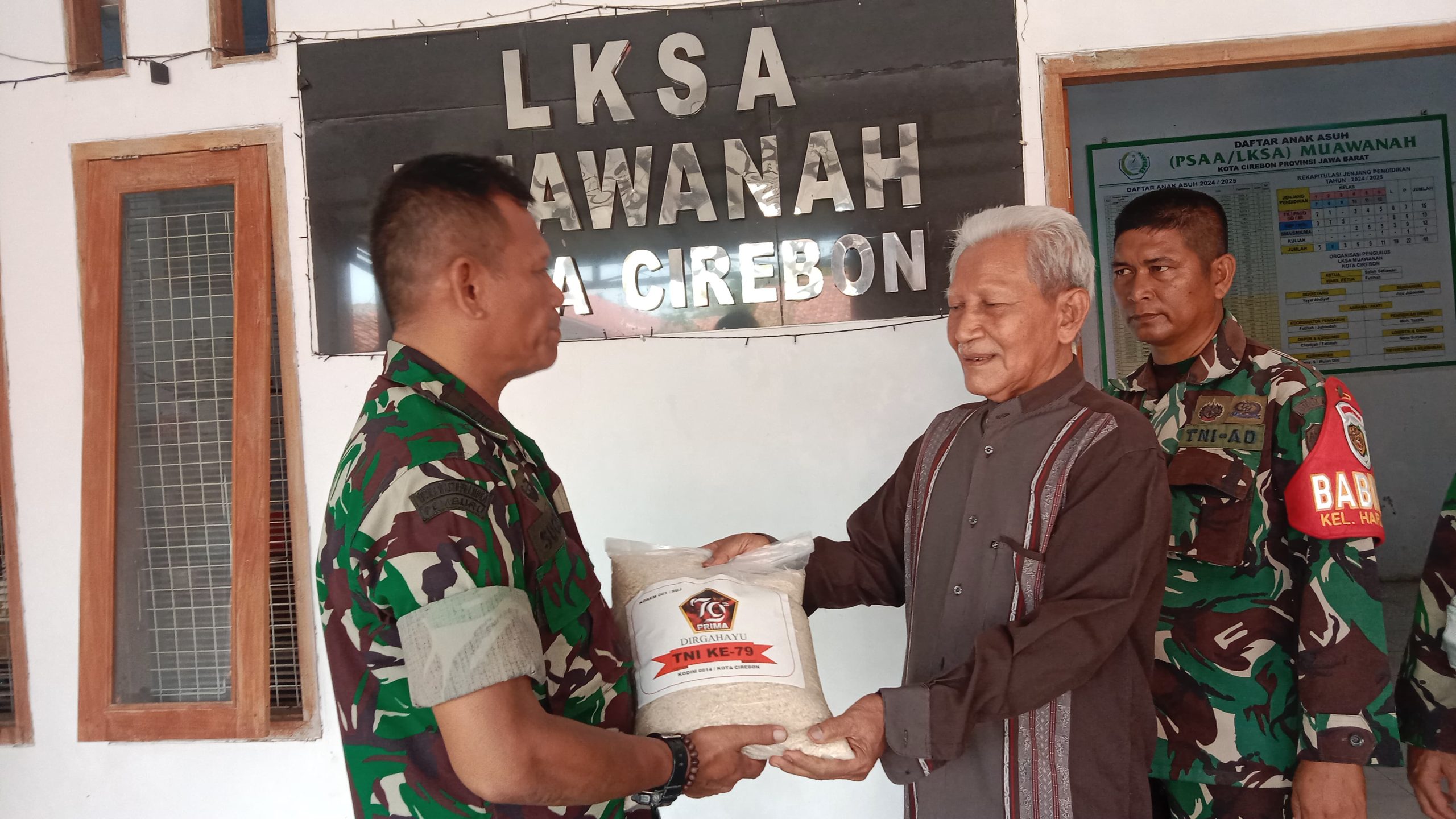 Peduli Anak-Anak Panti Asuhan, Kodim 0614 / Kota Cirebon Bagikan Beras Gratis