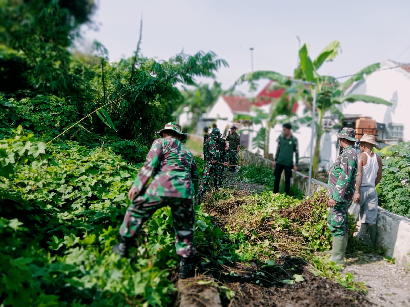 Karya Bakti Bersama Masyarakat Sarabau, Bersihkan Selokan dan Jalan Tertumbuhi Rumput