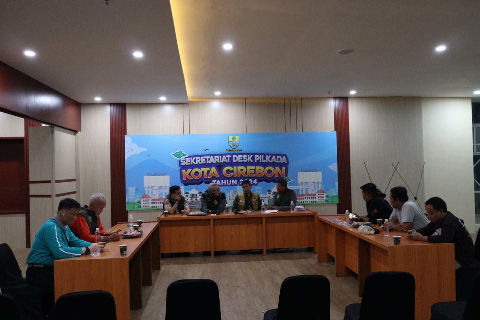 Kolaborasi Sinergis Pemerintah Kota Cirebon dalam Penertiban APK di Masa Tenang Pemilu