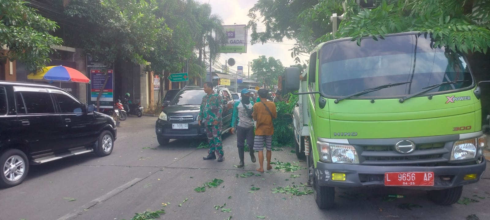 Babinsa Benowo Kawal Kelancaran Lalu Lintas dalam Kegiatan Perampingan Pohon