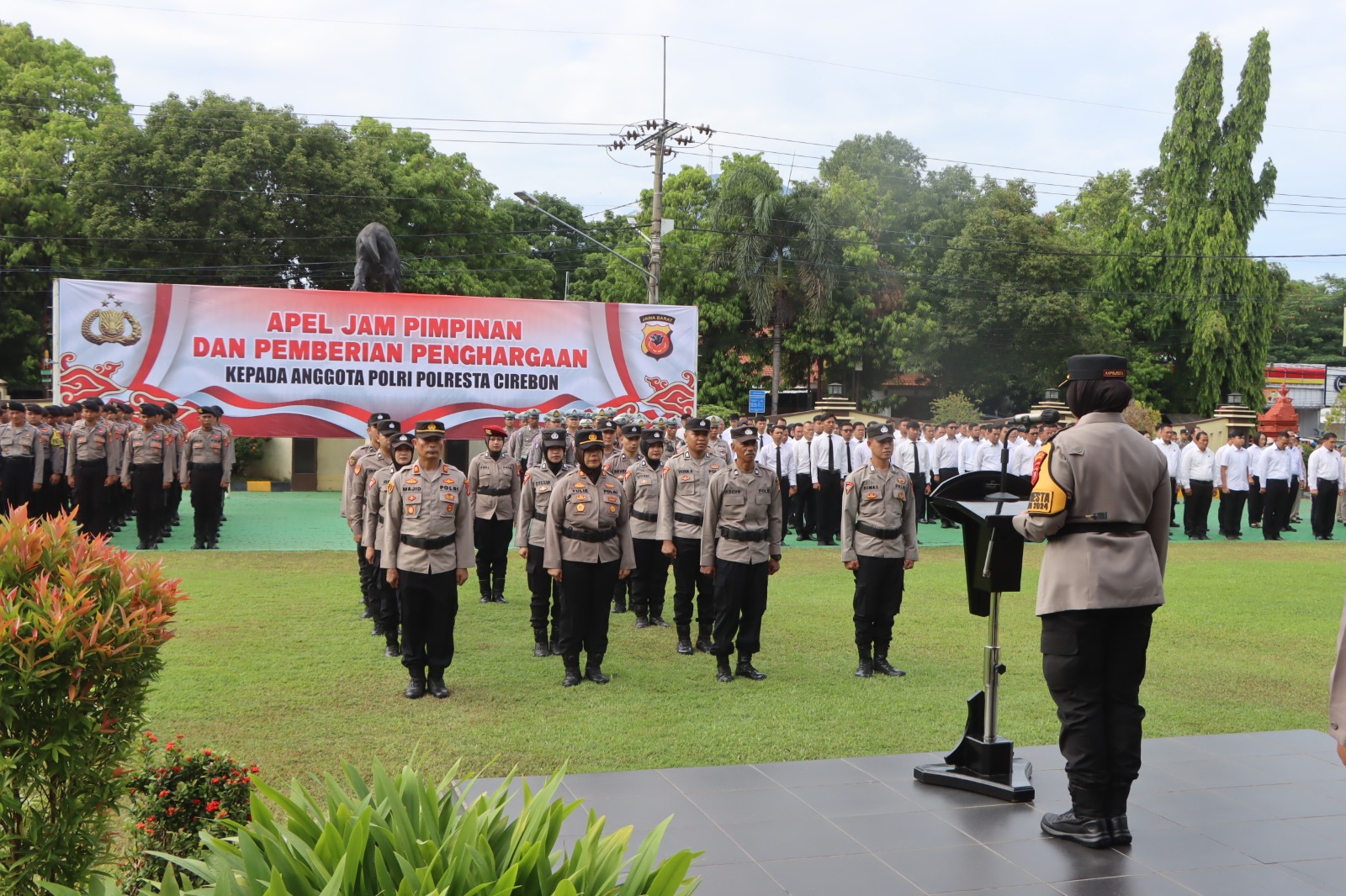 Kapolresta Cirebon Berikan Penghargaan Kepada Personil Berprestasi