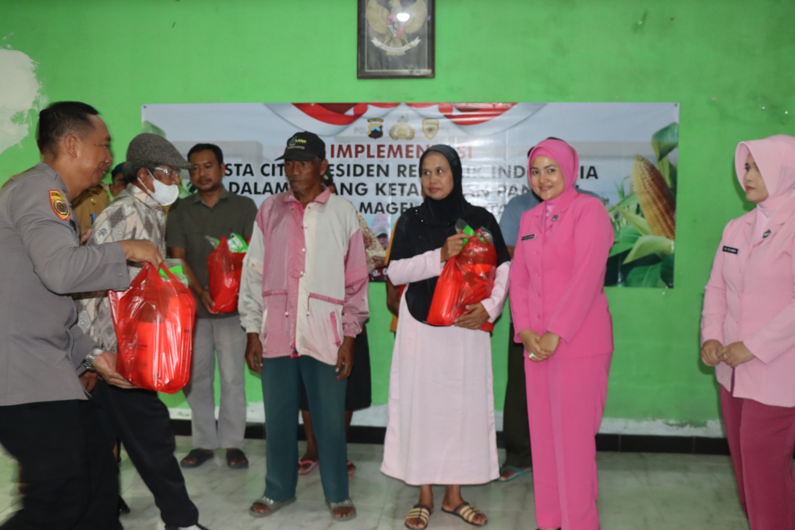 Polres Magelang Kota Bagikan Pupuk Kepada Petani di Bandongan Dukung Program Asta Cita Presiden RI