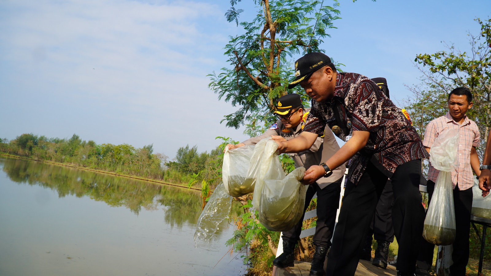Implementasikan Program Asta Cita, Polresta dan Pemkot Tegal Tebar 20.000 Benih Ikan di Polder Bayeman
