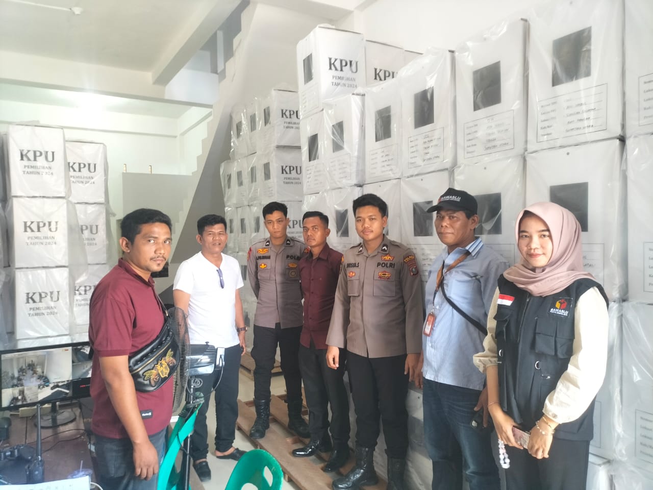 Pastikan Aman Sortir, Lipat Surat Suara, Polres Sibolga Kawal Ketat