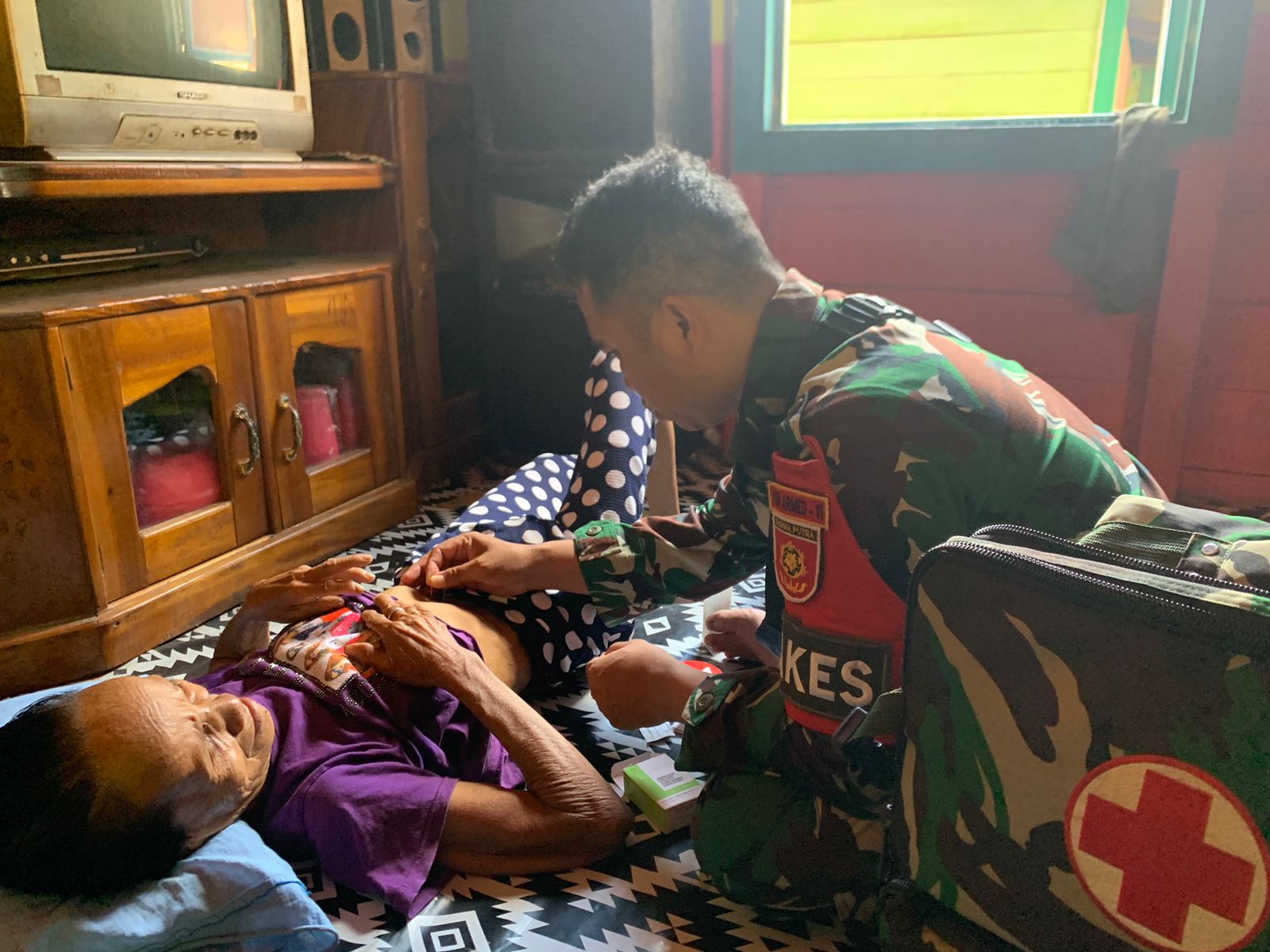 Pengobatan Gratis Door To Door, Bukti Nyata Kepedulian Satgas Pamtas Yonarmed 11 Kostrad di Perbatasan