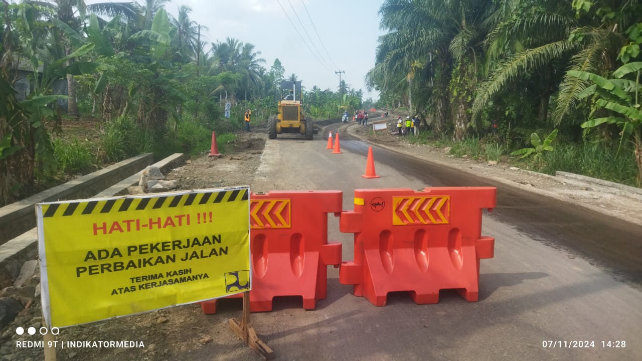 Pembangunan Ruas Jalan Sukaraja-Palas Jaya, Tanpa Papan Informasi dan Abaikan Hak Masyarakat Pedagang Lokal
