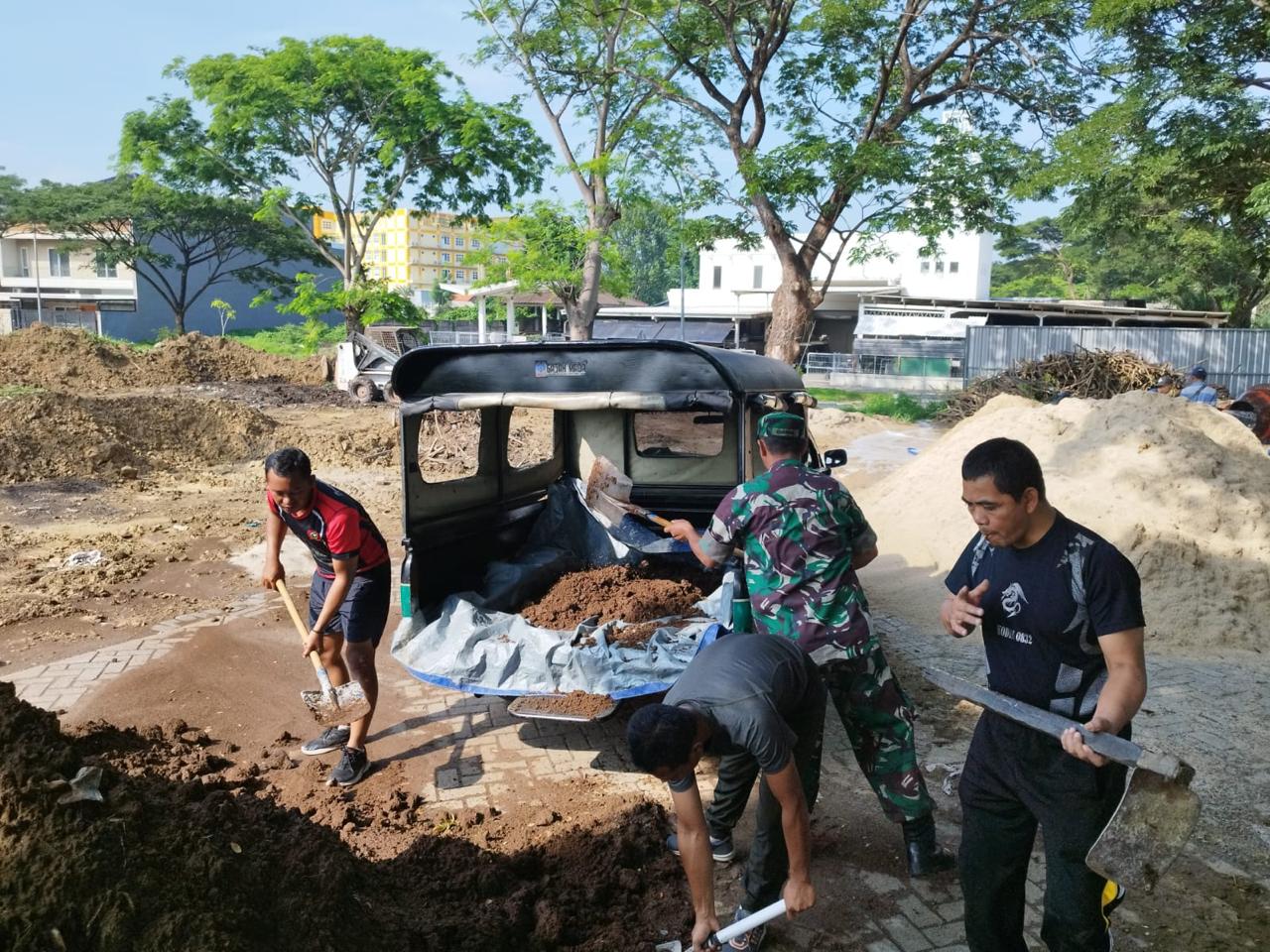 Anggota Koramil 0832/08 Lakarsantri Melaksanakan Kegiatan Penghijauan Di Area Waduk Dukuh Kapasan