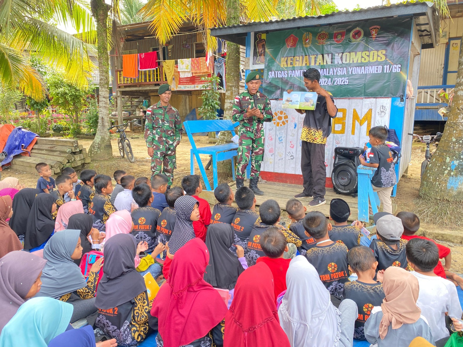 Tingkatkan Semangat Belajar, Satgas Pamtas Yonarmed 11 Kostrad Bagikan Alat Tulis