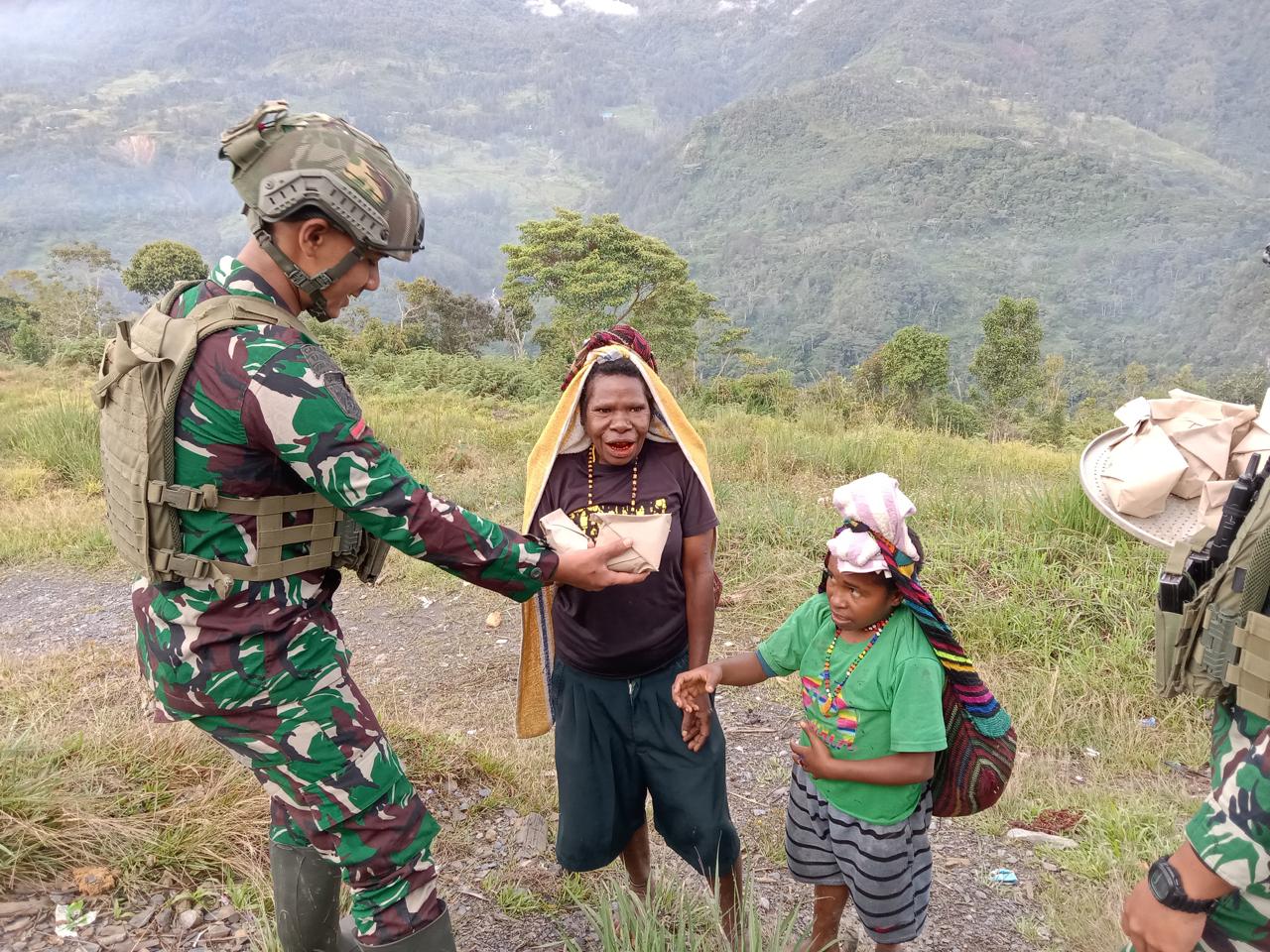 Aksi Berbagi Makanan Satgas Yonif 323 Buaya Putih dalam Jum’at Berkah