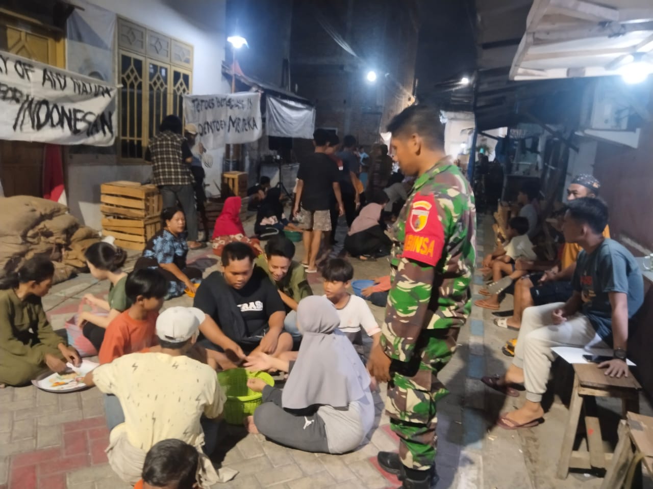 Kegiatan Komsos Babinsa Bersama Warga RW 11 dalam Rangka Latihan Peringatan Hari Pahlawan