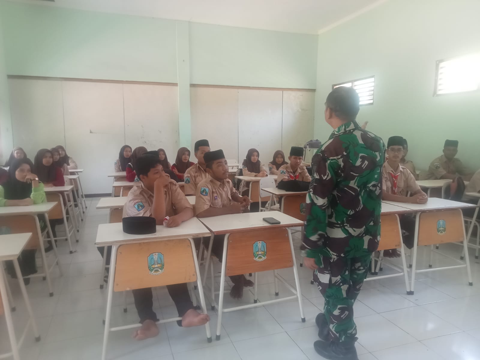 Babinsa Koramil 0817/13 Ujung Pangkah Berikan Materi Wawasan Kebangsaan di Madrasah Mambaul Ikhsan Desa Banyu Urip