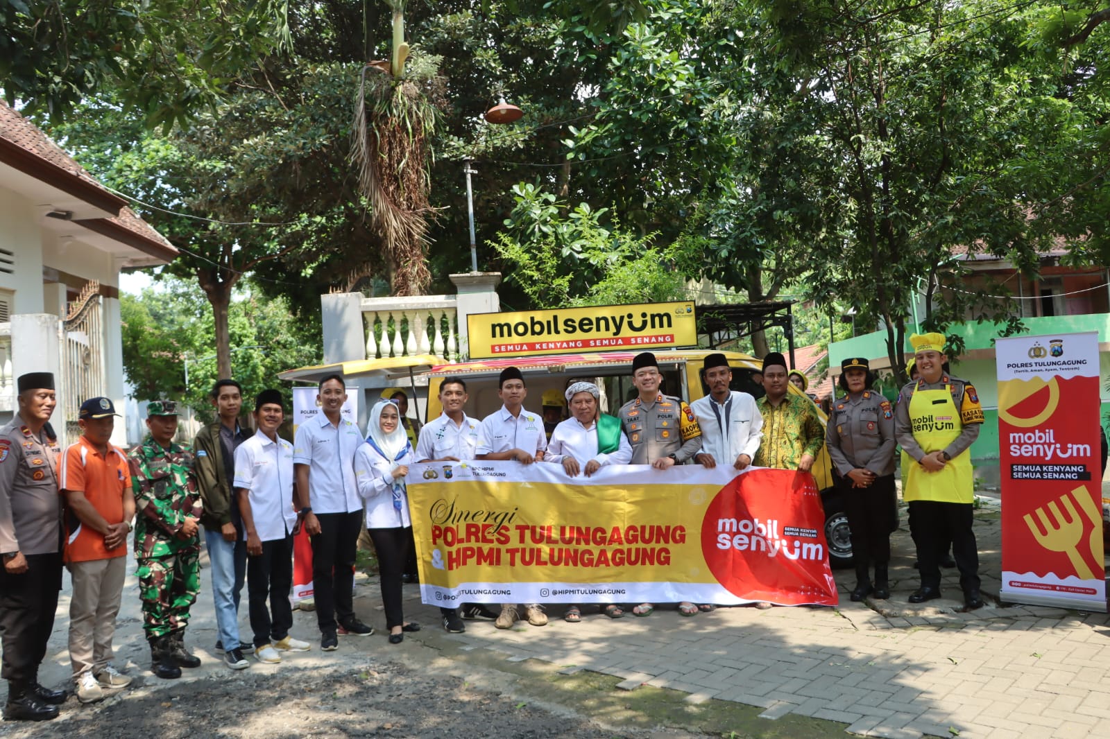 Dengan Mobil Senyum, Polres Tulungagung Membagikan Makanan Bergizi Gratis Buat Santri