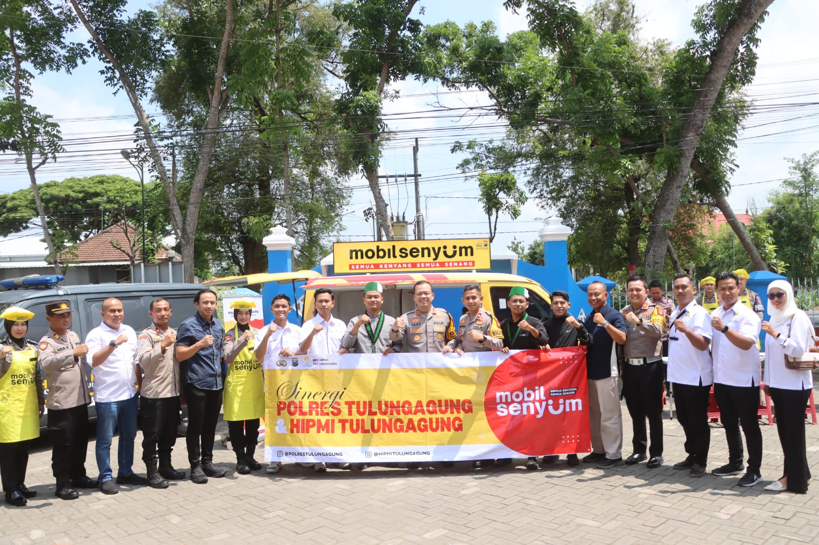 Mobil Senyum Polres Tulungagung Membagikan Makanan Bergizi Gratis untuk Mahasiswa