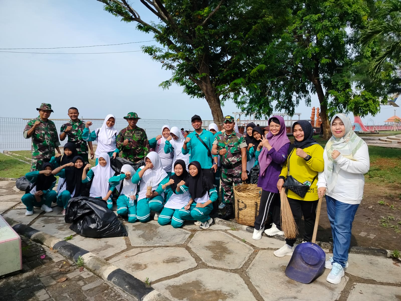 Kodim 0719/Jepara Dukung Jepara Menuju Adipura melalui Kegiatan Resik-Resik Pantai di Hari Pahlawan 2024