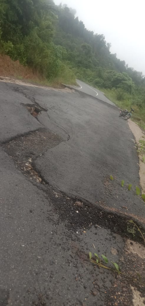 Masyarakat Tubuh Perhatian Pemerintah Daerah Agar Jalan Yang Rusak Segera) Di Baguskan Basyarakat Melapor Kepada Wartawan 