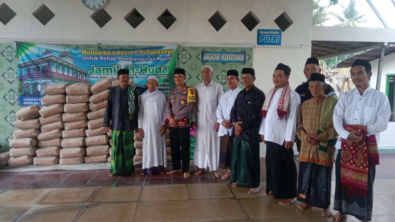 Peduli Tempat Ibadah, Kapolresta Magelang Sumbang Semen di Tempuran dan Secang Magelang