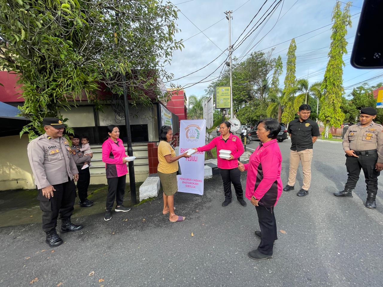 Apresiasi Kepada Polres Sibolga, Rutin Laksanakan Jumat Berkah Bagikan Nasi Kepada Warga