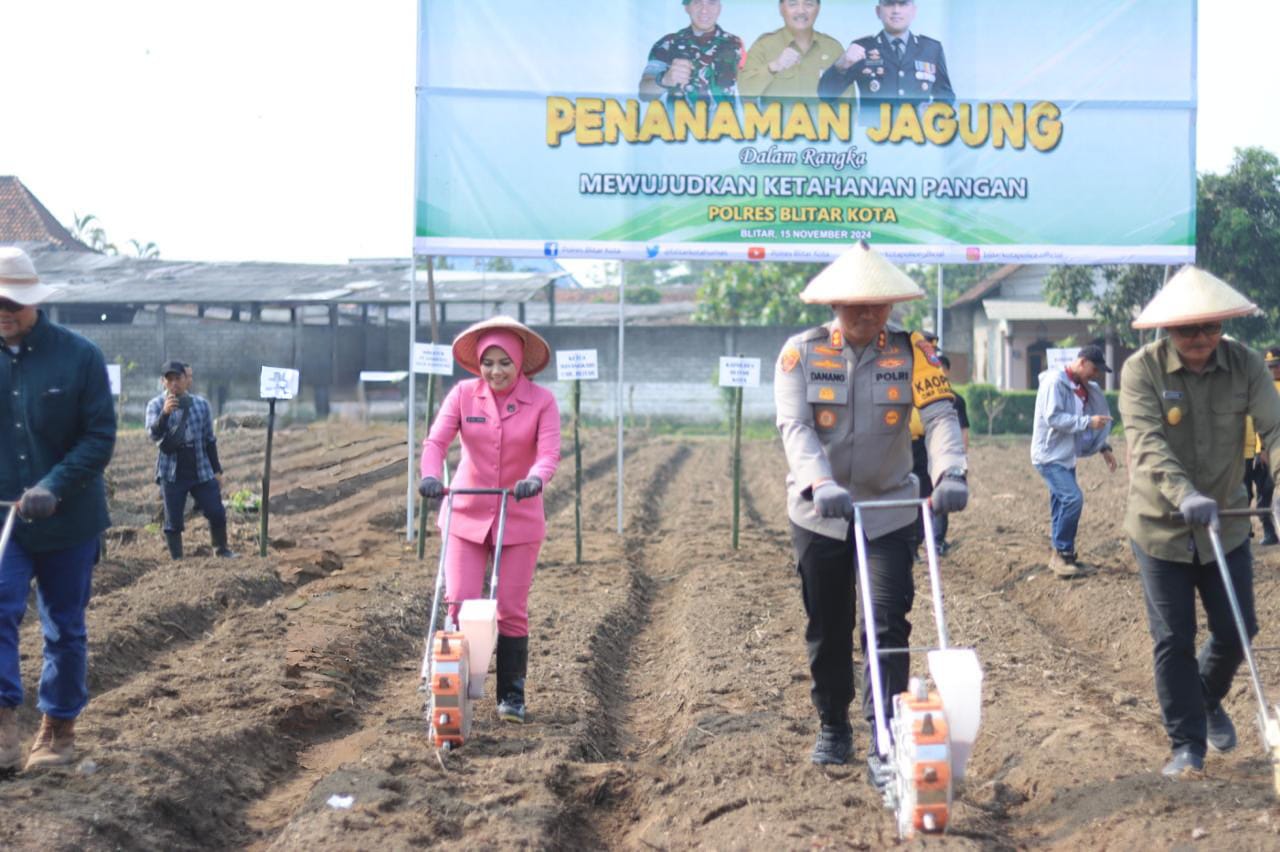 Wujudkan Ketahanan Pangan Mandiri, Polres Blitar Kota Bersama Masyarakat Tanam Jagung di Lahan Aset Polri