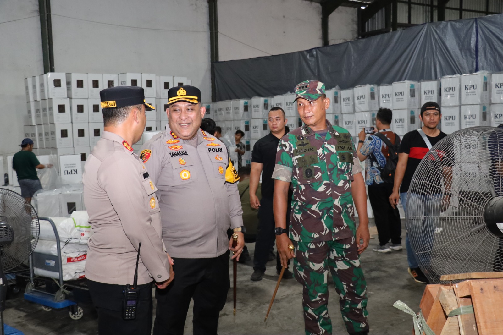 Pastikan Logistik Pilkada 2024 Aman  Kapolres Tanjung Perak Bersama Forkopimda Kota Surabaya Cek Gudang KPU Kota Surabaya.