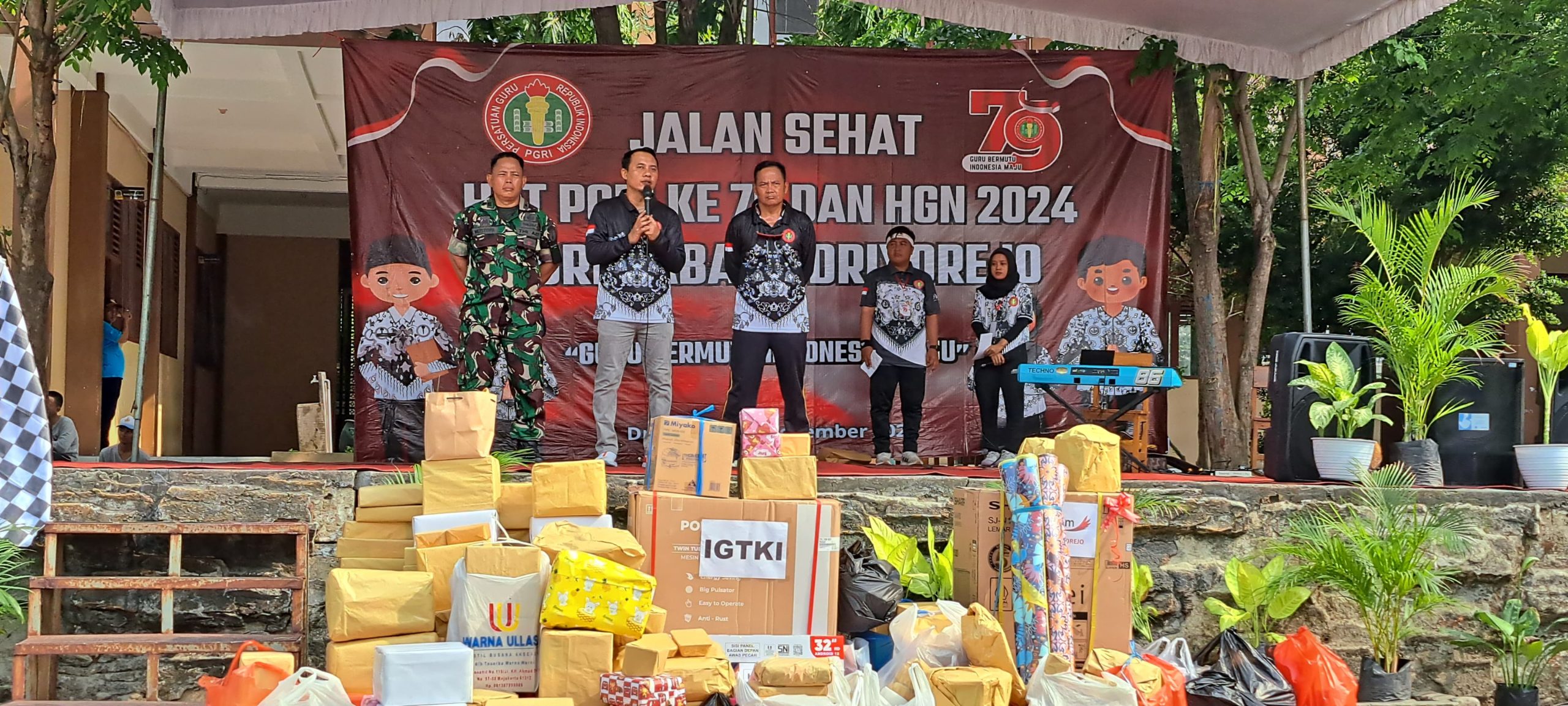 Senam Bersama dan Jalan Sehat Meriahkan Peringatan HUT PGRI ke-79 di SMKN 1 Driyorejo