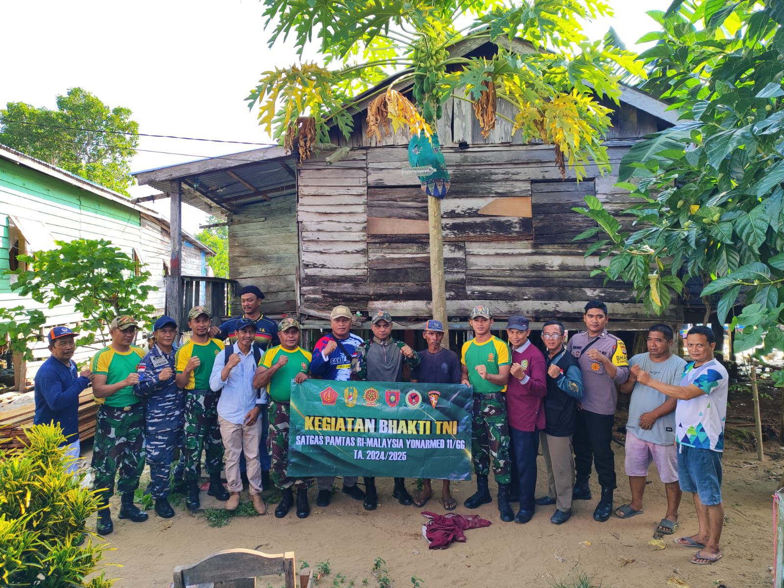Satgas Pamtas Yonarmed 11 Kostrad Gelar Gotong Royong RTLH Bersama Warga Desa Tanjung Harapan