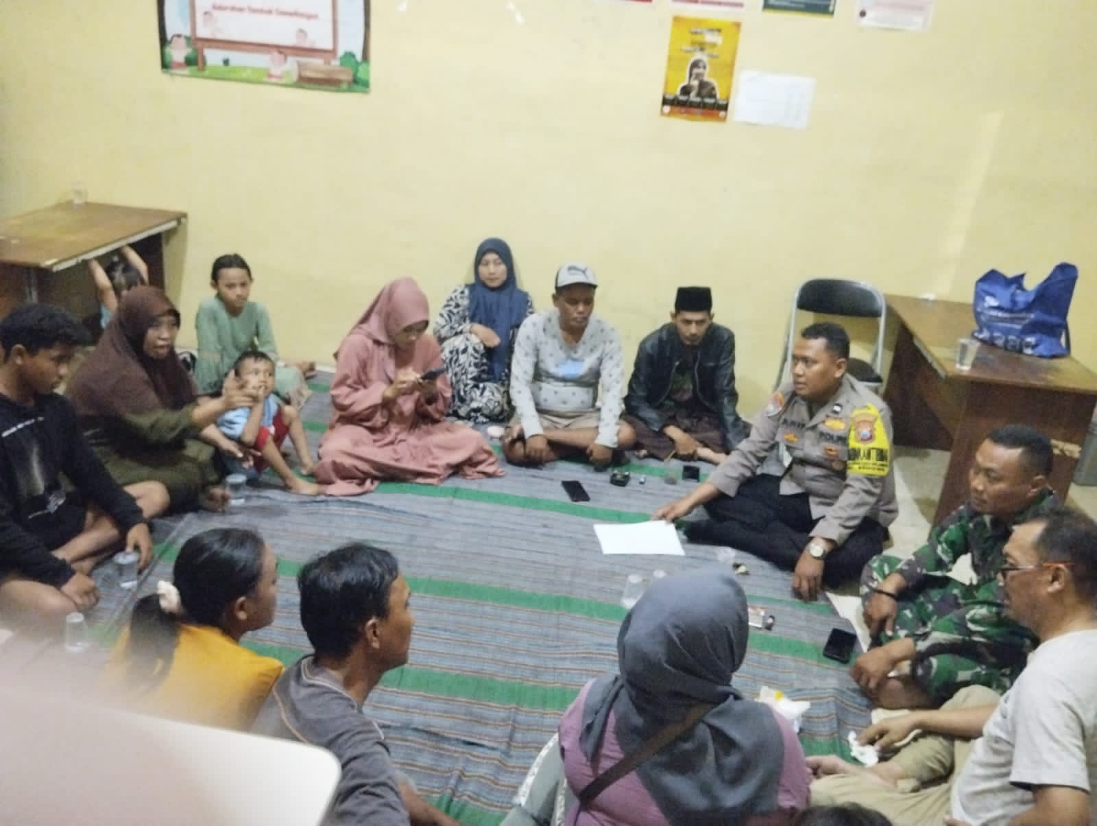 Babinsa bersama Bhabinkamtibmas Mediasi Permasalahan Warga