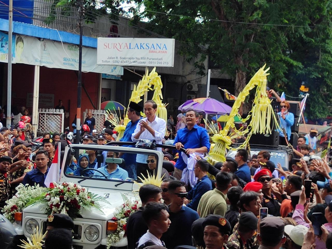 Ribuan Masyarakat Grobogan Padati Jalan Jalan Purwodadi Sambut Kedatangan Mantan Presiden RI Joko Widodo dan Calon Gubernur Jawa Tengah Ahmad Luthfi