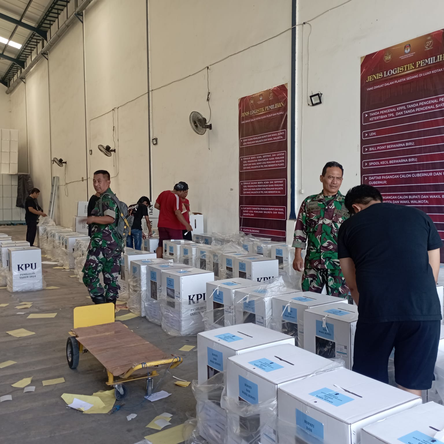 Babinsa Koramil 0817/07 Kebomas Laksanakan Komsos dengan Pegawai KPU di Desa Sekarkurung