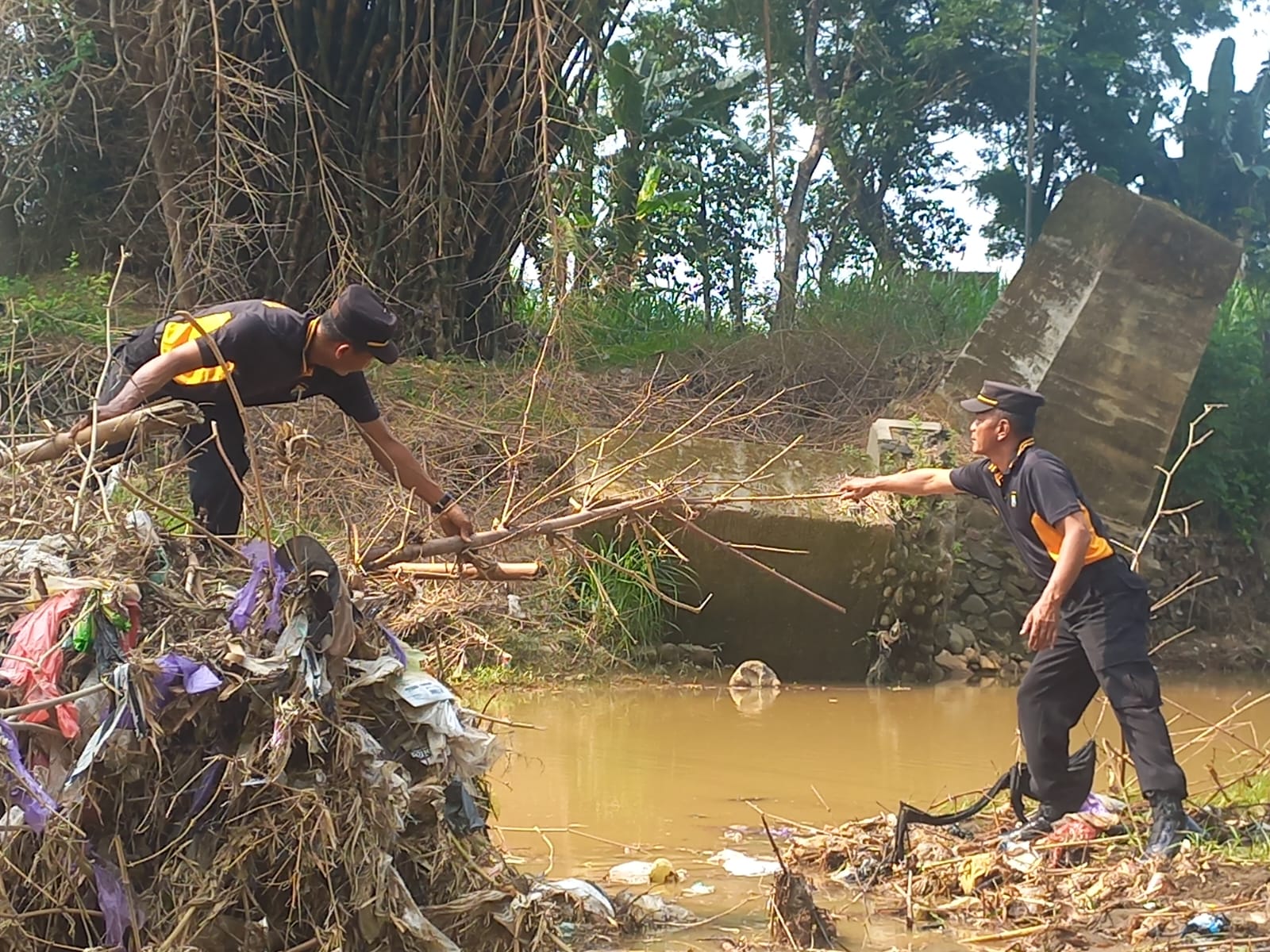 Kompak, Polres Ponorogo Bersama TNI dan Warga Bersihkan Sungai Cegah Banjir