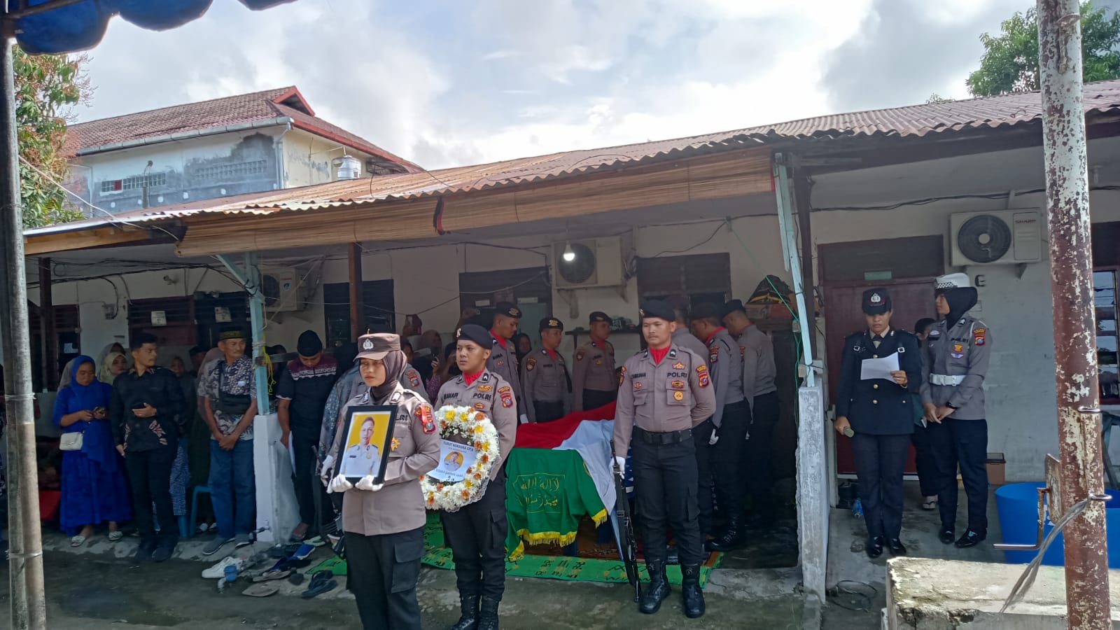Aipda Siswa Darma Harahap Dilaksanakan Persemayaman Dan Penguburan Secara Tradisi Kepolisian