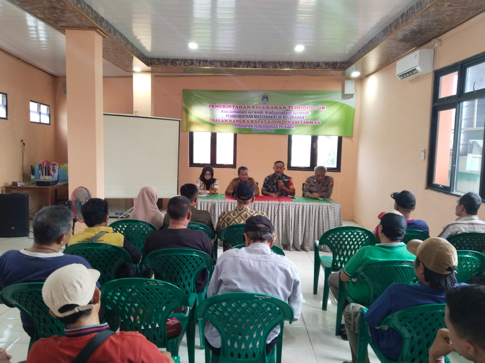 Pengarahan dan Sosialisasi KPPS dan Linmas Kelurahan Tlogo Pojok dalam Persiapan Pemilu Pilkada Serentak 2024