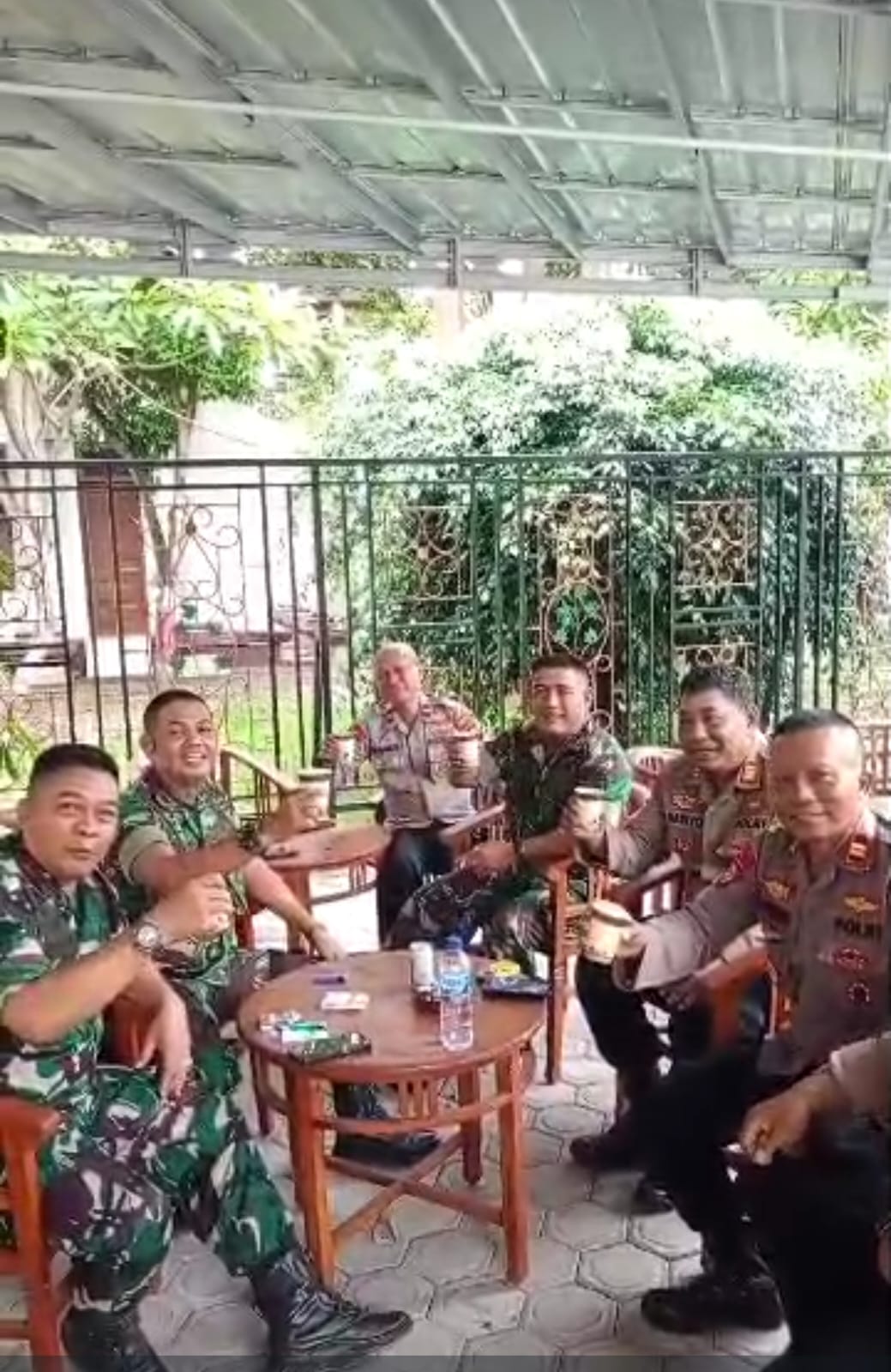 Keakraban TNI-Polri: Danramil dan Kapolsek Bersantai Bersama, Perkuat Sinergi untuk Jepara Damai