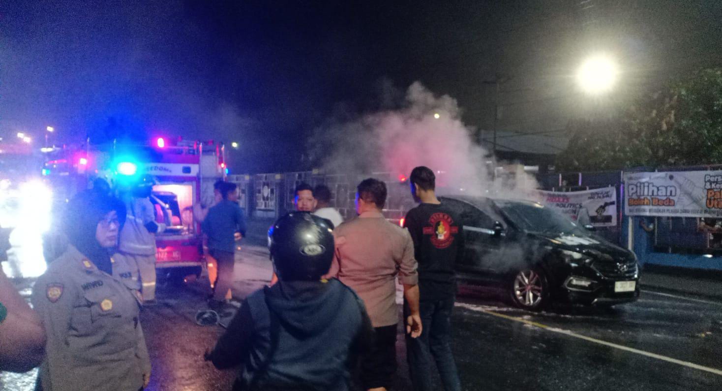 Hendak Kembali Ke Magelang, Sebuah Mobil Terbakar di Depan Polsek Bawen