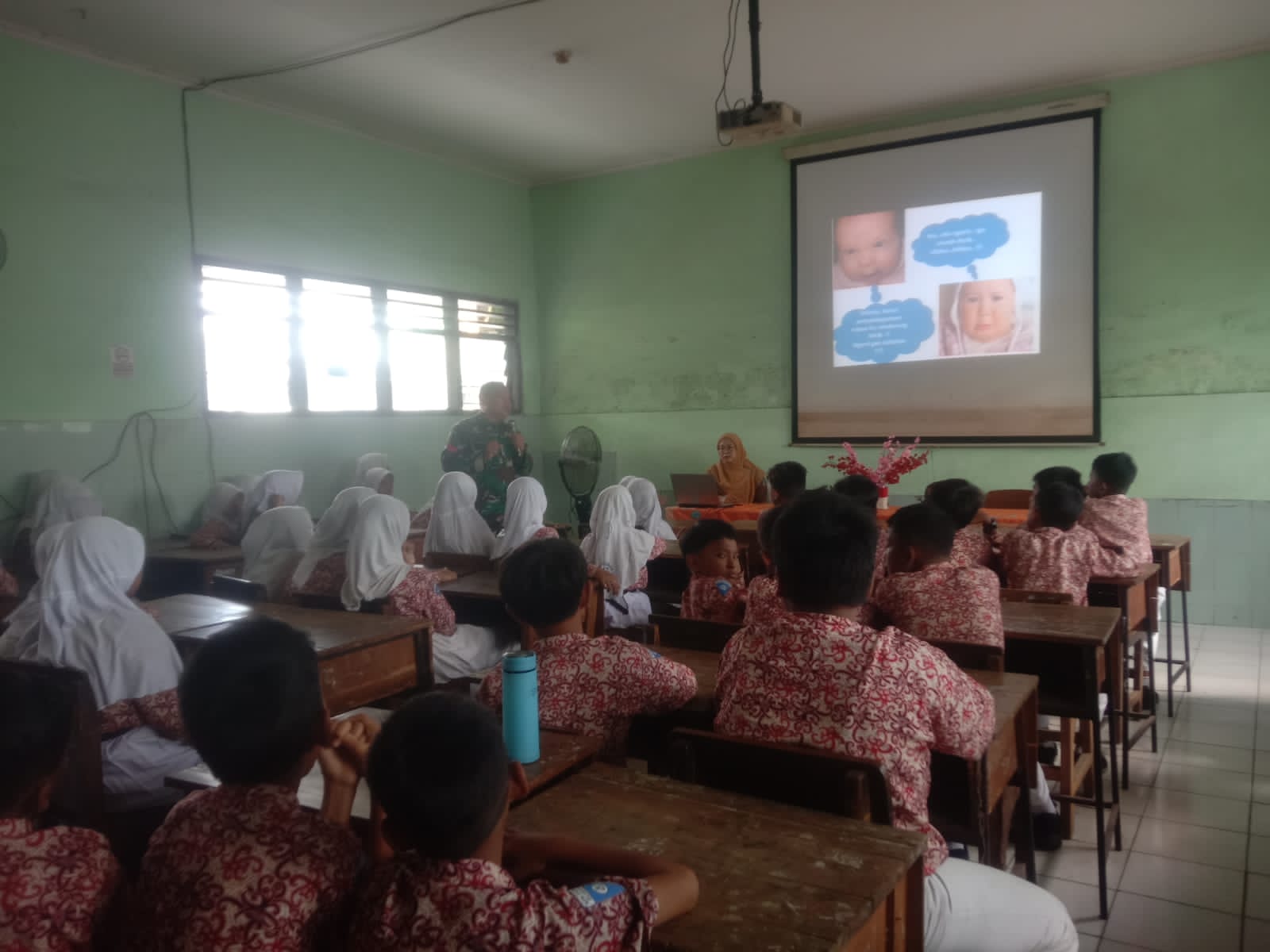 Babinsa Kelurahan Pegirian Sosialisasikan Bahaya Narkoba kepada Siswa SD