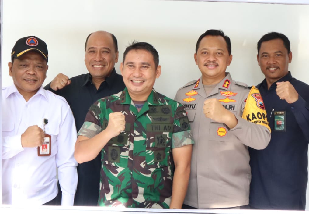 Sinergitas TNI-Polri, Polisi Ikuti Donor Darah Dalam Rangka Hari Pahlawan  di Kodim 0719/Jepara