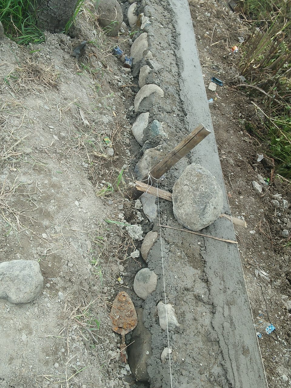 Diduga Pekerjaan Tak Sesuai RAB , Batu Blonos Dan Batu Bekas Dipakai Untuk Pasangan Bangunan Rehabilitasi Embung Karang Sembung