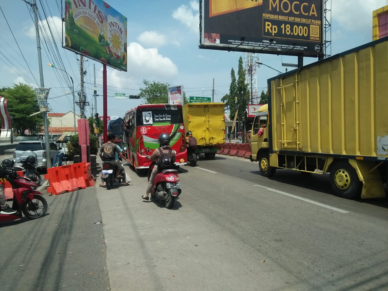 Terompet Masyarakat Soroti Carut Marut Lalu Lintas Kendaraan Dititik Lampu Merah, Depan Alun – Alun Pendopo Brebes 