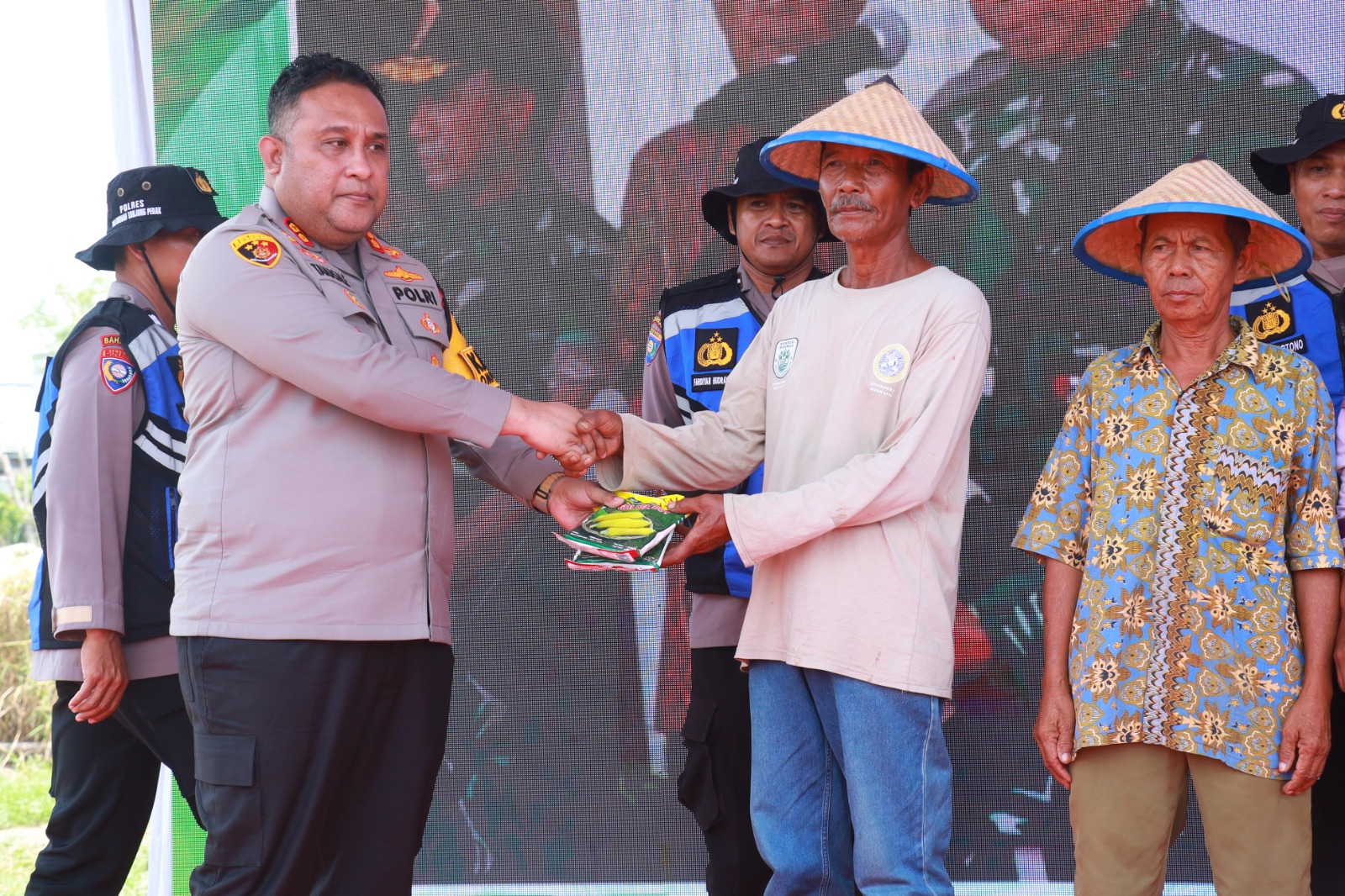 Dukung Ketahanan Pangan Kapolres Pelabuhan Tanjung Perak Pimpin Penanaman Jagung di Tambak Wedi Surabaya