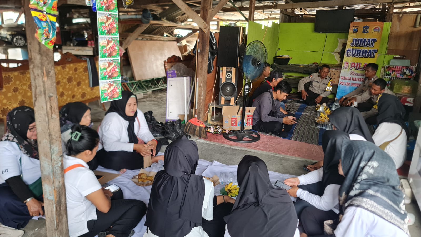 Polsek Dukuh Pakis gelar Jum’at Curhat di Rumah Ketua RT.3 RW.2 Pradah Kalikendal