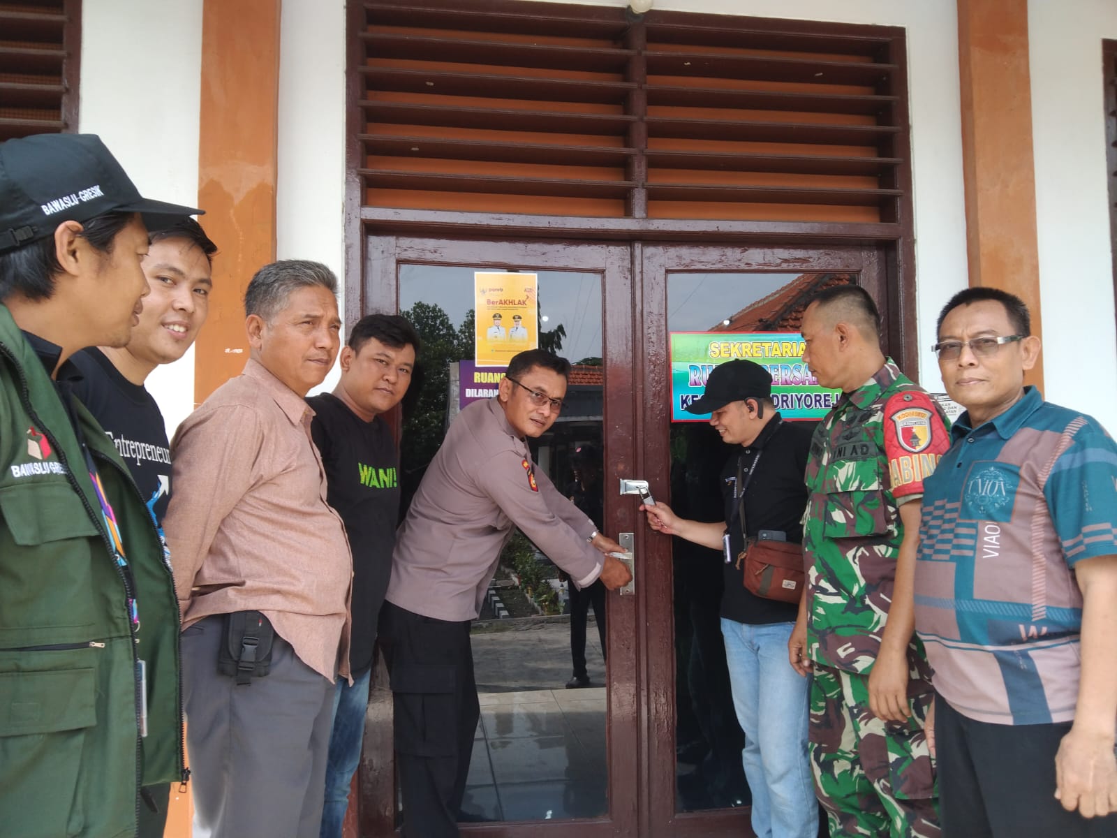 Peran Aktif Babinsa Pada Penerimaan Logistik Pemilihan Kepala Daerah di PPK Kecamatan Driyorejo