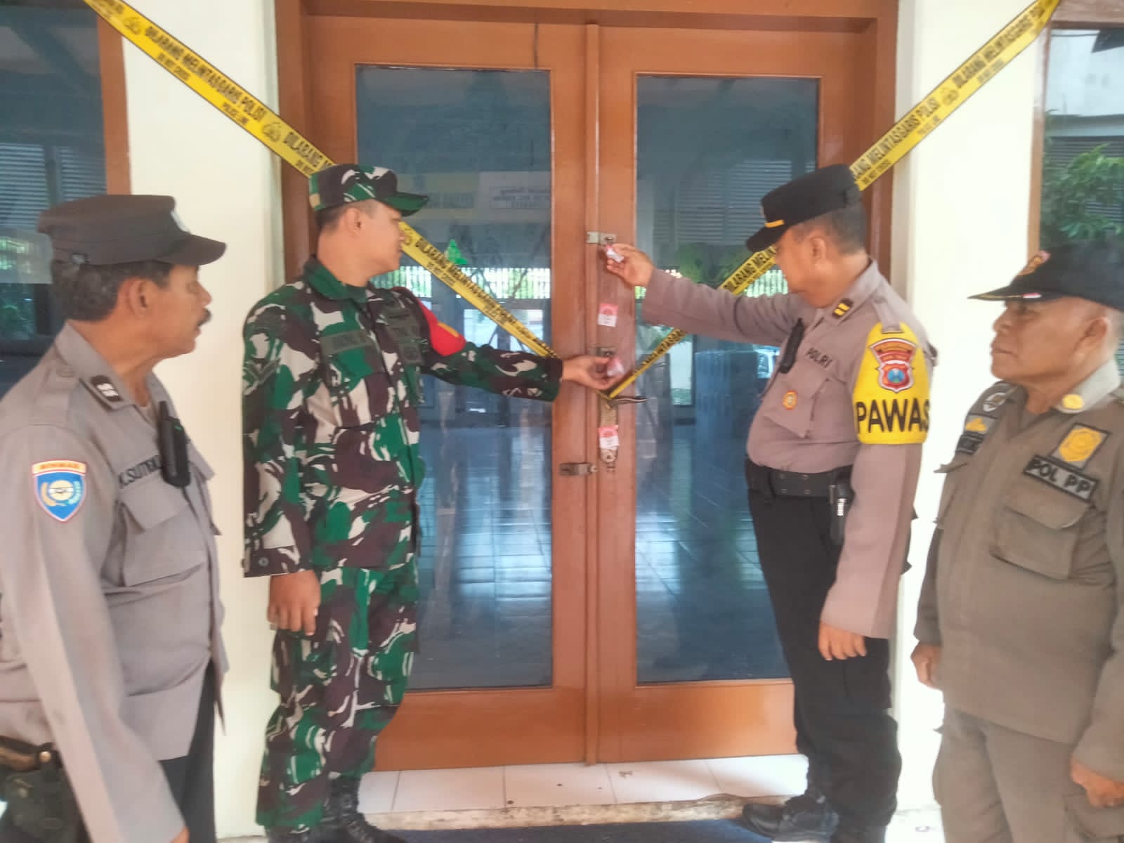 Babinsa Kandangan Pastikan Keamanan Logistik Pilkada Serentak 2024
