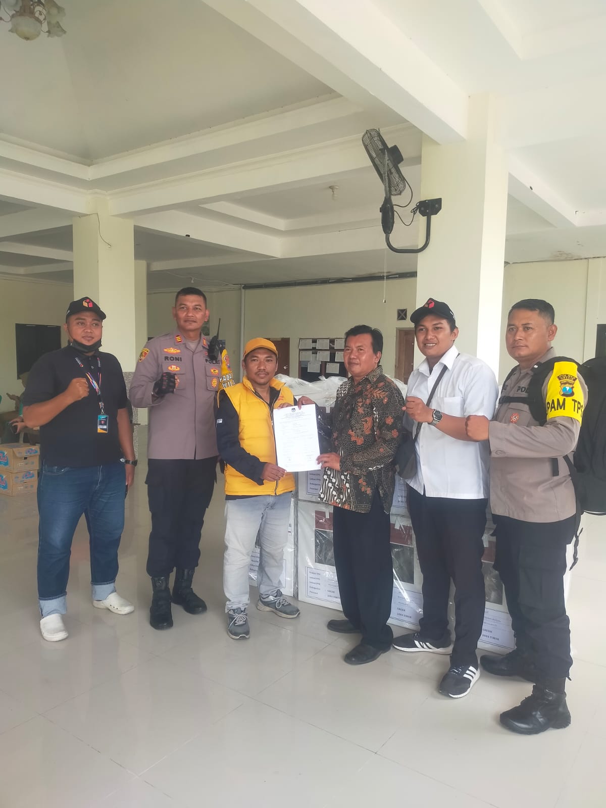 Kapolsek Menganti Kawal Pendistribusian Logistik Pemilu 2024 ke 22 Desa di Kecamatan Menganti