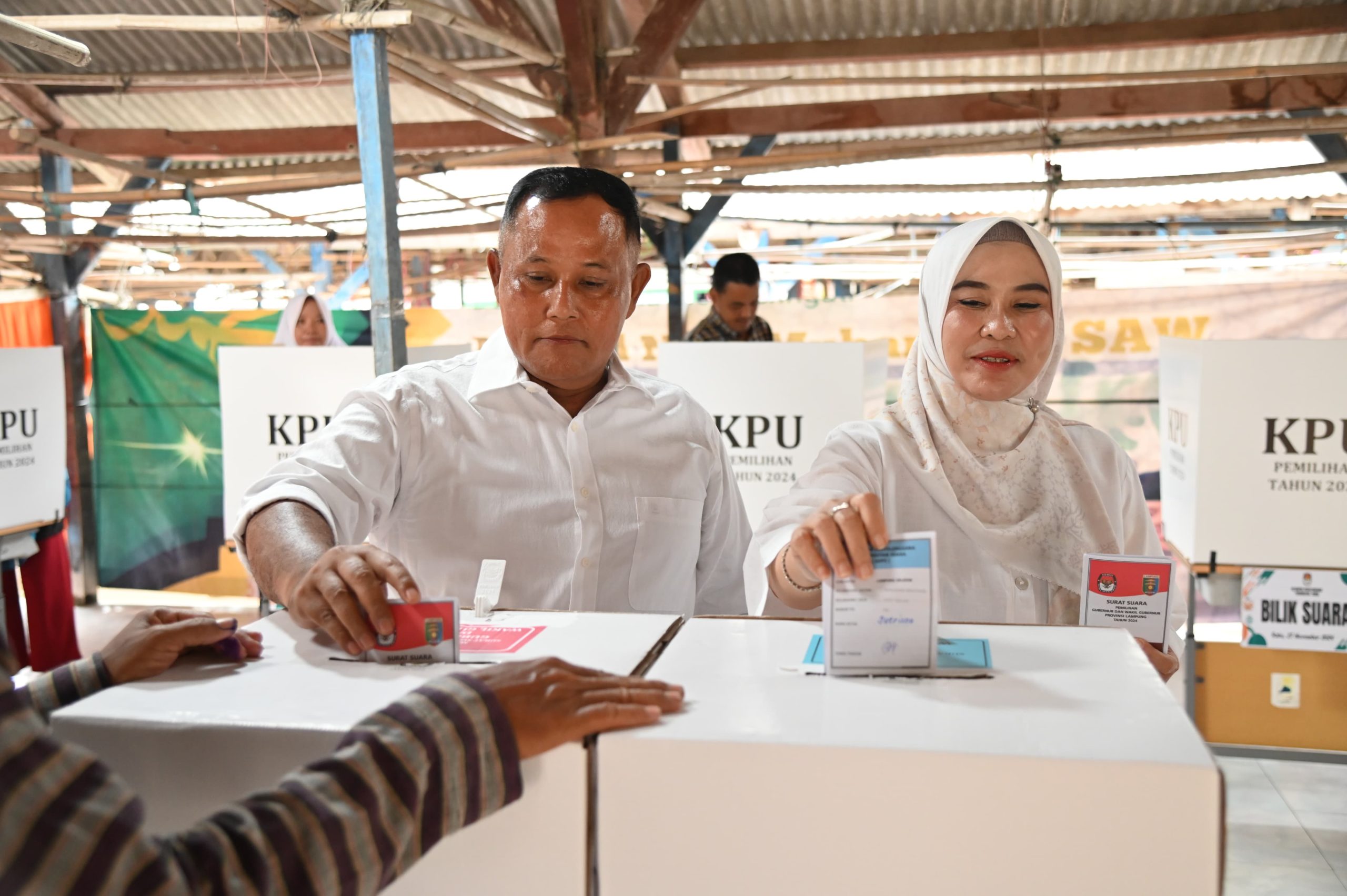 Didamping Isteri, Bupati Nanang Ermanto Gunakan Hak Pilih di TPS Way Galih