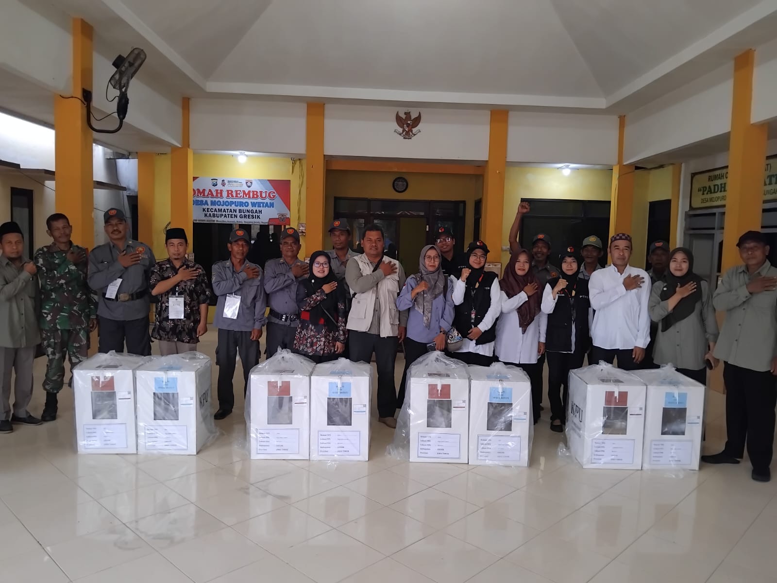 Babinsa Kodim 0817/Gresik Siaga, Kawal Pengamanan Logistik Pemilukada hingga ke TPS