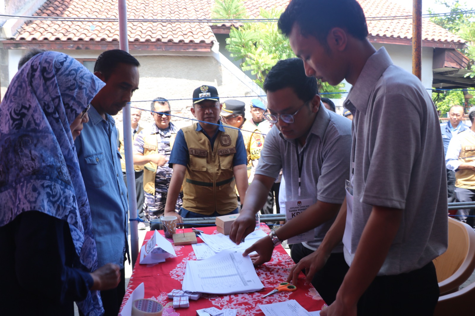 Pj. Walkot Bersama Forkopimda Lakukan Pemantauan Pemungutan Suara di Enam TPS