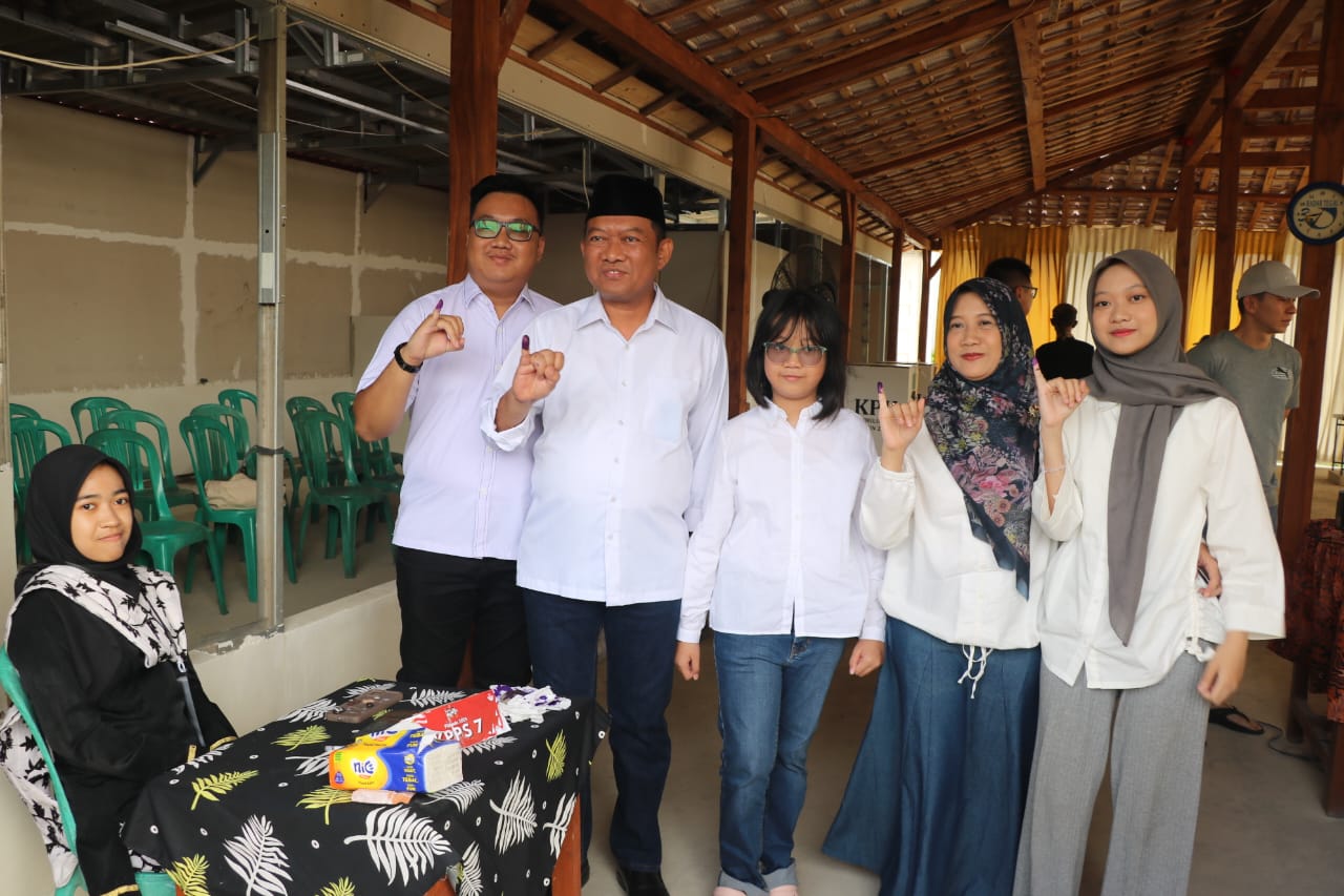 Pj Walkot Laksanakan Hak Pilihnya di TPS 05 Kemandungan
