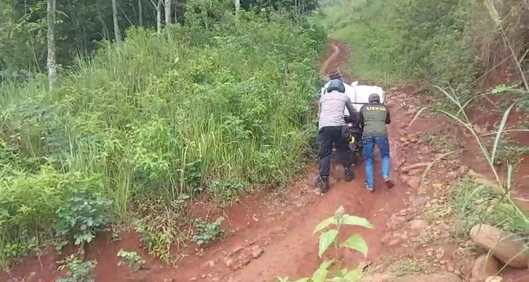 Lintasi Jalan Setapak, Polres Malang Kawal Distribusi Logistik Pilkada ke TPS Terpencil